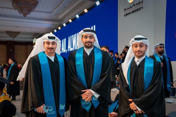 حميد بن راشد يمنح نهيان بن مبارك شهادة الدكتوراة الفخريّة ويشهد تخريج دفعة 