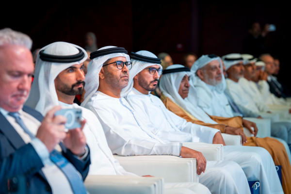 حميد بن راشد يمنح نهيان بن مبارك شهادة الدكتوراة الفخريّة ويشهد تخريج دفعة 