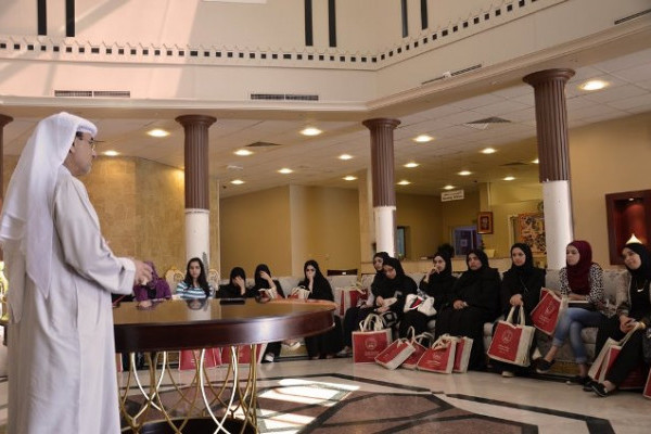 طالبات الجامعة يزرن دار المسنين