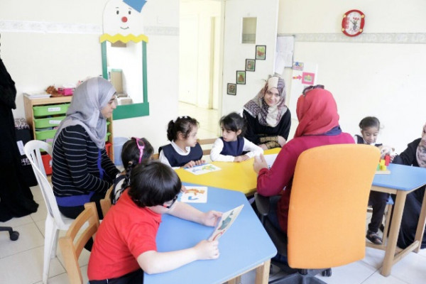 خريجو جامعة عجمان يزورون مدرسة الوفاء لتنمية القدرات في الشارقة