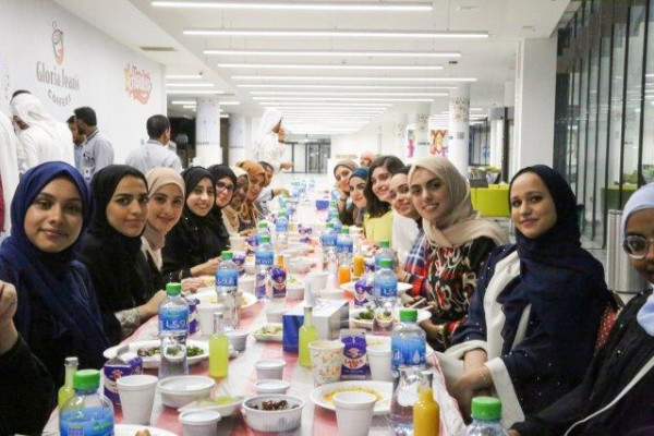 طلبة الجامعة يوزعون وجبات إفطار تحت شعار 
