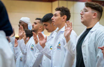 كلية الصيدلة والعلوم الصحية تنظم فعالية المعطف الأبيض لطلبة برنامج الصيدلة