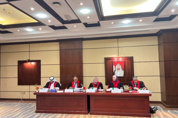 مناقشة أطروحة دكتوراه في القانون العام للطالبة هدى الشامسي