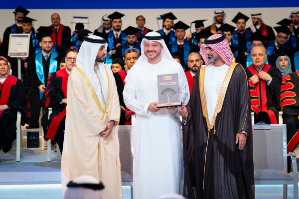 حميد بن راشد يمنح نهيان بن مبارك شهادة الدكتوراة الفخريّة ويشهد تخريج دفعة 