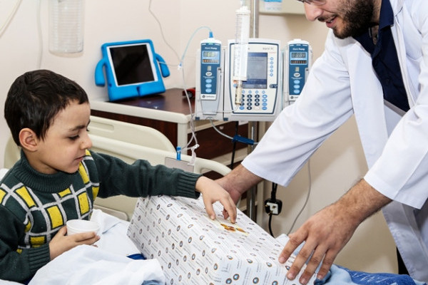 وفد طلابي من جامعة عجمان يزور مستشفى توام في العين