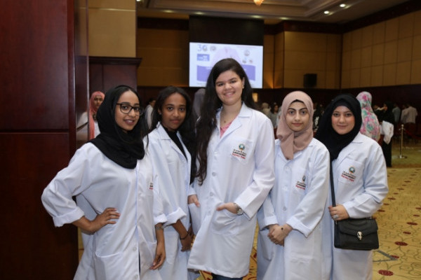 Pharmacy College Welcomes Freshmen with White Coats