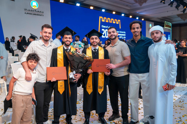 حميد بن راشد يمنح نهيان بن مبارك شهادة الدكتوراة الفخريّة ويشهد تخريج دفعة 