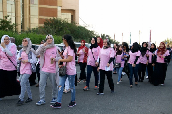 حملة وردية في الجامعة للتوعية بسرطان الثدي