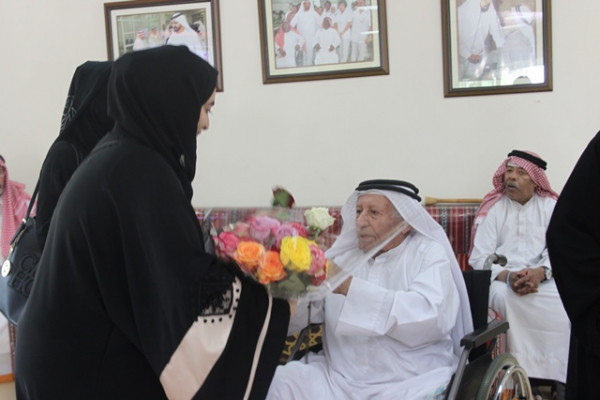 طالبات جامعة عجمان يزرن دار رعاية كبار السن في دبي