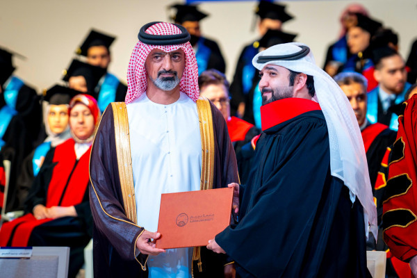 حميد بن راشد يمنح نهيان بن مبارك شهادة الدكتوراة الفخريّة ويشهد تخريج دفعة 