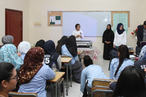 وفد من كلية تكنولوجيا المعلومات في زيارة إلى مدرسة إبن خلدون