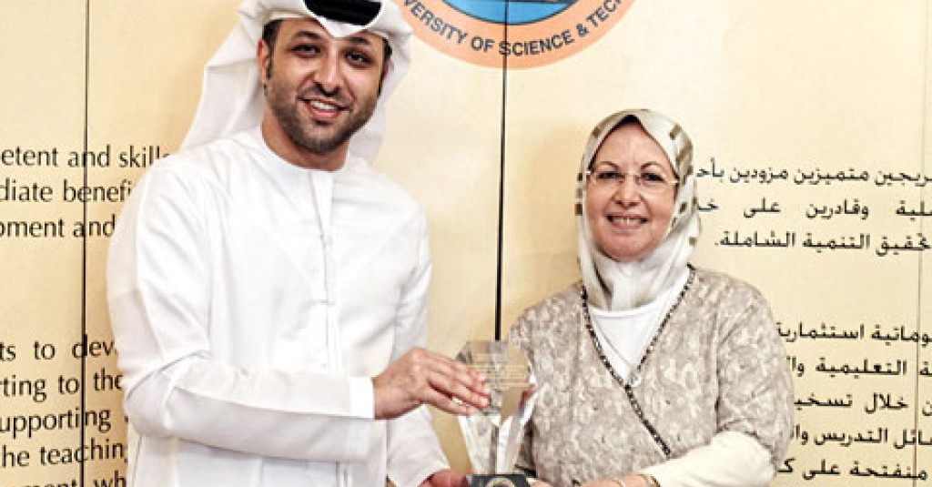 جامعة عجمان تُكرم إحدى أقدم موظفاتها