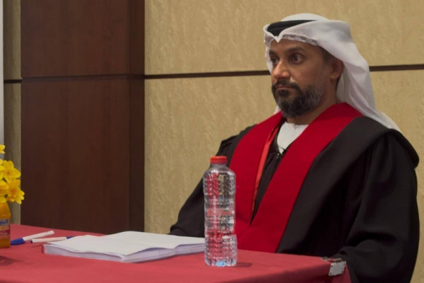 الطالب عيسى البلوشي ينال درجة الماجستير بتقدير امتياز عن أطروحته حول شيك الضمان في التشريعات الإماراتية