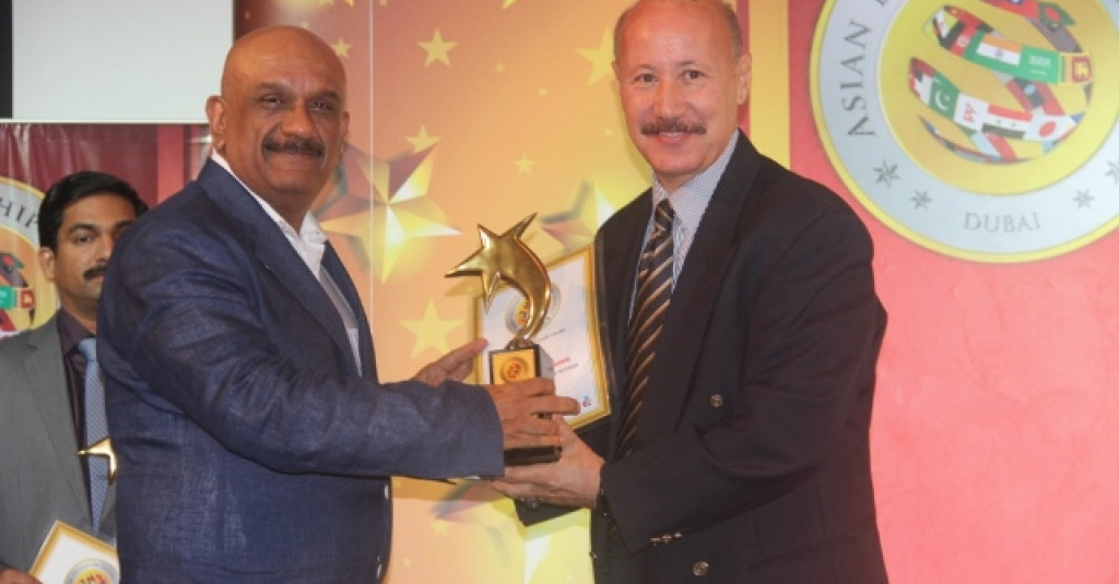 عميد كلية التربية في جامعة عجمان يحصد جائزة الاتحاد الآسيوي للقيادة التعليمية