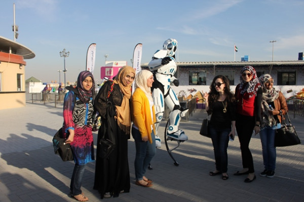 رحلة لطالبات الجامعة إلى القرية العالمية بدبي