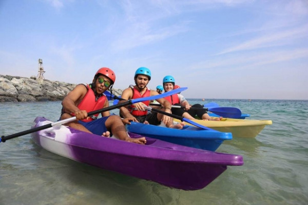 طلاب الجامعة يشاركون في مخيم الشباب المغامرين