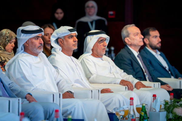 حميد بن راشد يمنح نهيان بن مبارك شهادة الدكتوراة الفخريّة ويشهد تخريج دفعة 