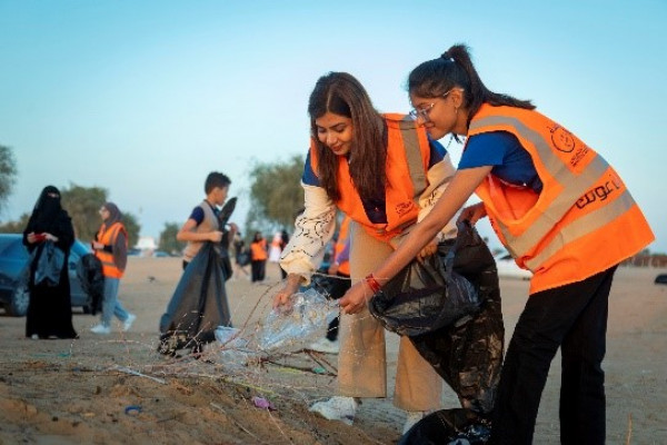 Ajman University female residents Volunteer in “Clean the Land” to support environmental sustainability. _4