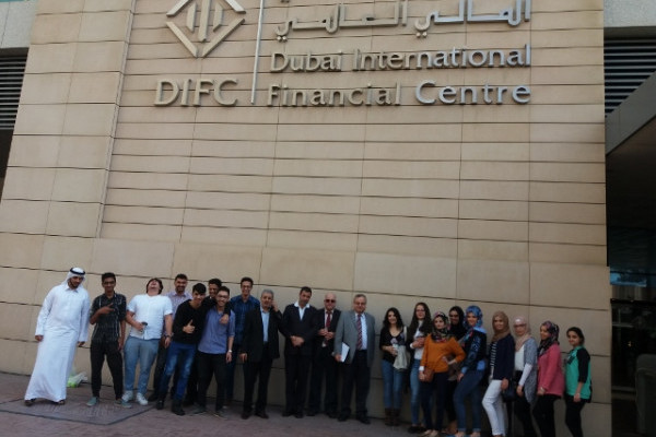 طلبة كلية الإدارة يزورون مركز دبي التجاري العالمي