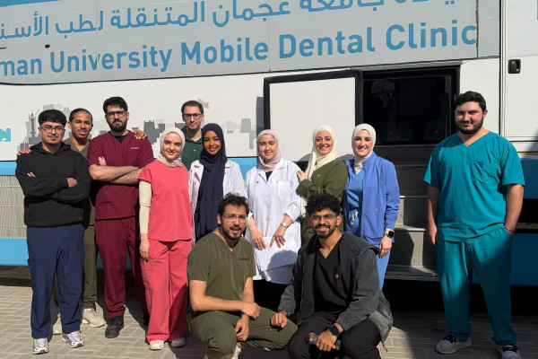 طلبة طب الأسنان في جامعة عجمان يقدمون فحوصات توعوية لصحة الفم والأسنان في مدرسة المنار الخاصة