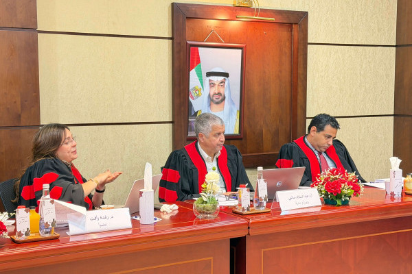 الطالبة سارة عباس الفراقي تناقش أطروحتها حول التنظيم القانوني للمنازعات الضريبية في دولة الإمارات