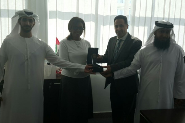 طالبات القانون يستكشفن سير المعاملات التجارية في اقتصادية عجمان