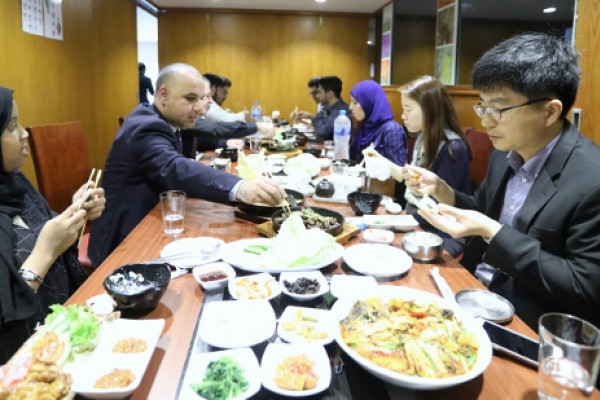 بحث التعاون الثقافي بين الجامعة والقنصلية الكورية