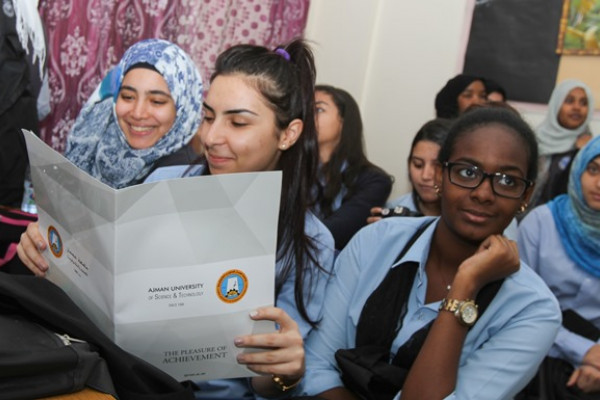 وفد من كلية تكنولوجيا المعلومات في زيارة إلى مدرسة إبن خلدون