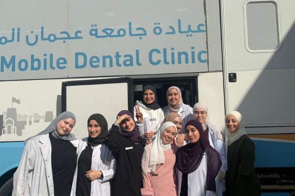 طلبة طب الأسنان في جامعة عجمان يقدمون فحوصات توعوية لصحة الفم والأسنان في مدرسة المنار الخاصة