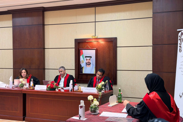 الطالبة سارة عباس الفراقي تناقش أطروحتها حول التنظيم القانوني للمنازعات الضريبية في دولة الإمارات