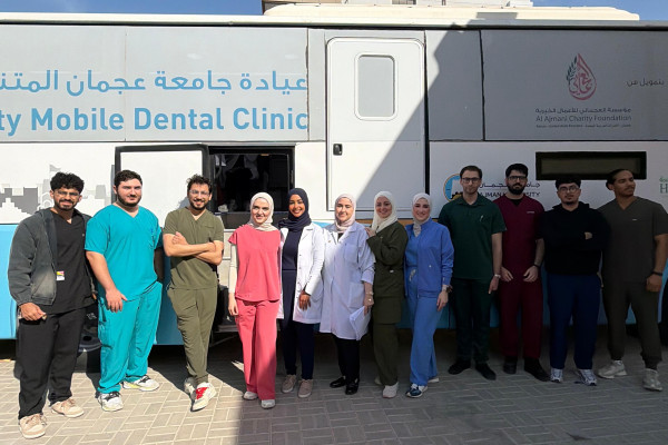 طلبة طب الأسنان في جامعة عجمان يقدمون فحوصات توعوية لصحة الفم والأسنان في مدرسة المنار الخاصة