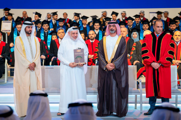 حميد بن راشد يمنح نهيان بن مبارك شهادة الدكتوراة الفخريّة ويشهد تخريج دفعة 
