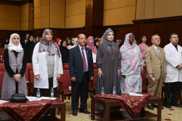 Pharmacy College Welcomes Freshmen with White Coats