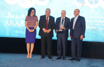 عميد كلية الإنسانيات والعلوم يحصد جائزة عبد الحميد شومان للباحثين العرب