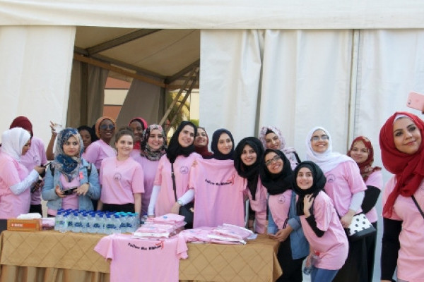 حملة وردية في الجامعة للتوعية بسرطان الثدي