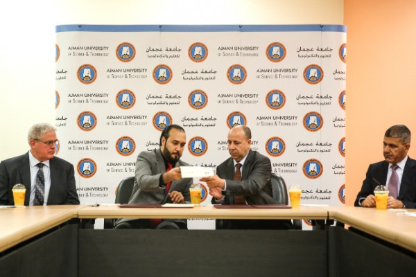 جامعة عجمان توقع اتفاقية تعاون مع مركز سكور للاختبارات