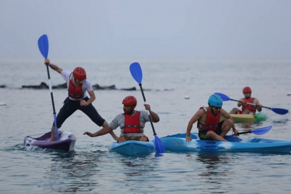 طلاب الجامعة يشاركون في مخيم الشباب المغامرين