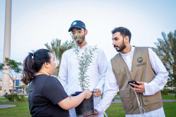 طلاب كلية القانون يقدمون مبادرة بيئية رائعة في حديقة العلم