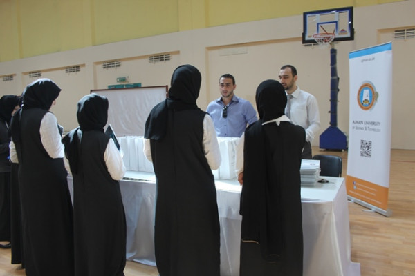 جامعة عجمان تشارك في معرض الجامعات بمدرسة دبي الوطنية