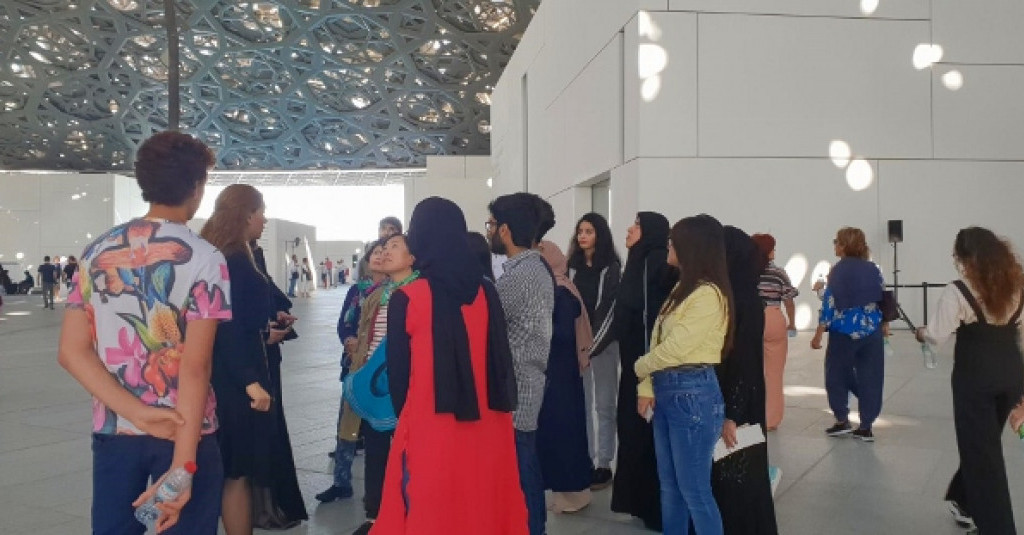 طلاب وطالبات جامعة عجمان يزورون متحف اللوفر بأبوظبي