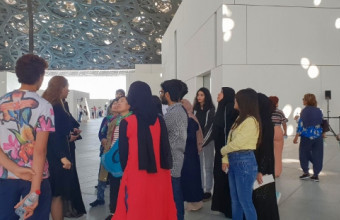 طلاب وطالبات جامعة عجمان يزورون متحف اللوفر بأبوظبي