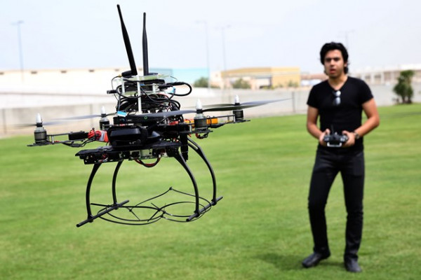طلبة الهندسة في جامعة عجمان يطورون مشروع طائرة بلا طيار