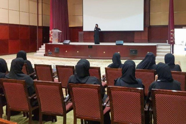 جامعة عجمان تُعرّف خريجيها المواطنين ببرنامج 