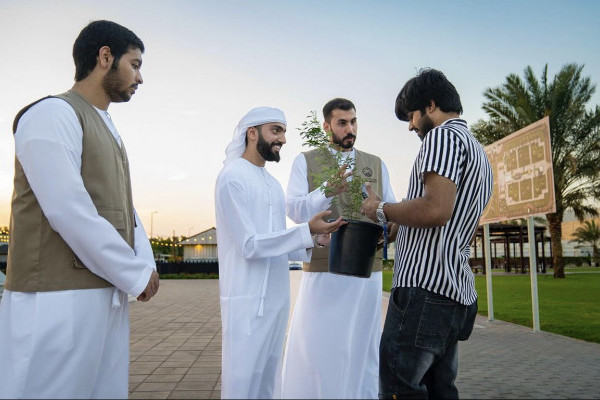 طلاب كلية القانون يقدمون مبادرة بيئية رائعة في حديقة العلم