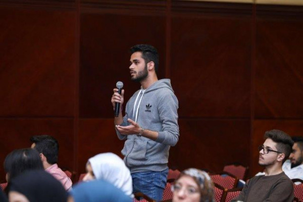 مناظرة حول الانفتاح على التكنولوجيا المعاصرة في جامعة عجمان