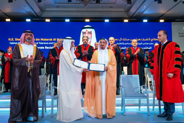 حميد بن راشد يمنح نهيان بن مبارك شهادة الدكتوراة الفخريّة ويشهد تخريج دفعة 