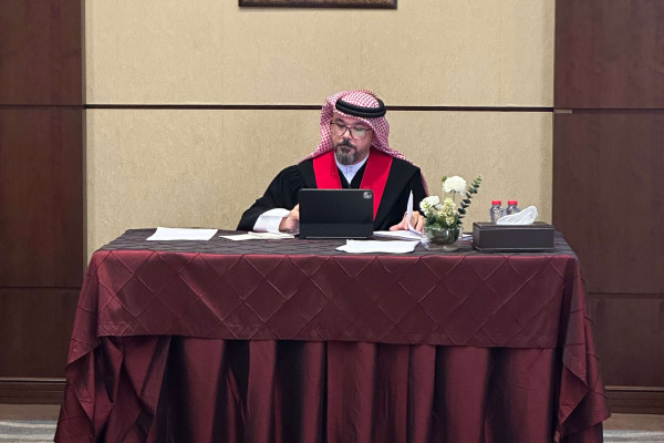 الطالب أيمن أحمد الشميلي يناقش أطروحته للماجستير حول النظام القانوني لمعالجة البيانات الشخصية عبر الحدود