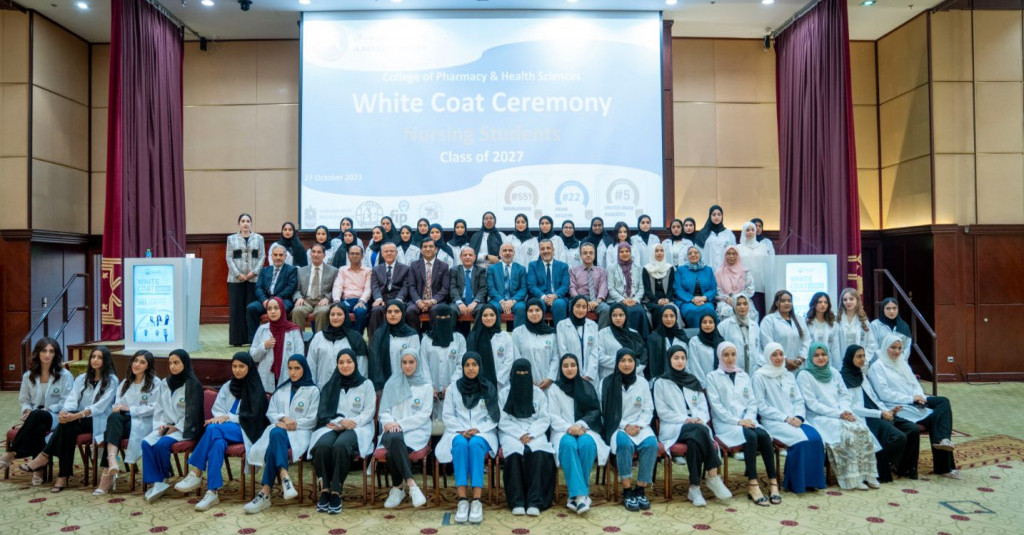 كلية الصيدلة والعلوم الصحية تنظم فعالية المعطف الأبيض لطلبة برنامج التمريض