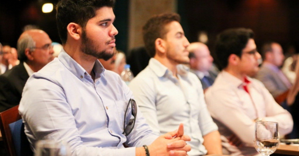 تكريم طالبتين من الجامعة في اليوم العالمي للصيادلة