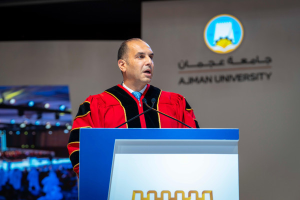 حميد بن راشد يمنح نهيان بن مبارك شهادة الدكتوراة الفخريّة ويشهد تخريج دفعة 